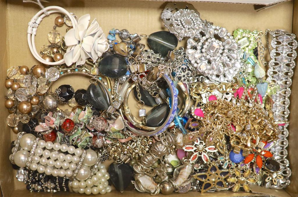 A quantity of assorted costume jewellery.